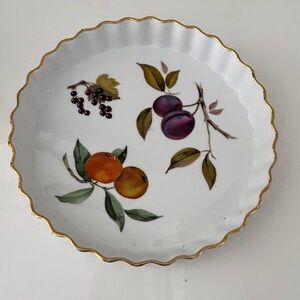 Royal Worcester Scalloped Fruit Motif Porcelain Plate with Gold Trim 8 1/2”